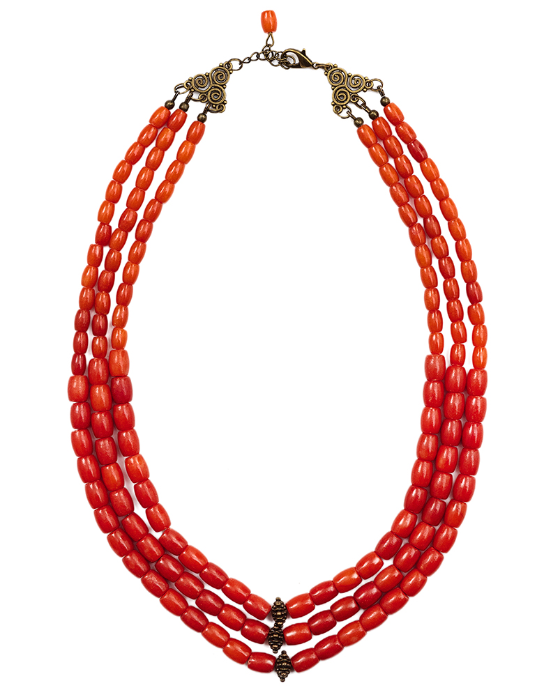 Necklace made of large coral with three strings