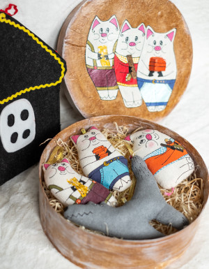 Fairy tale in a handmade box "Three Little Pigs"