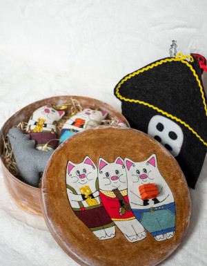 Fairy tale in a handmade box "Three Little Pigs"