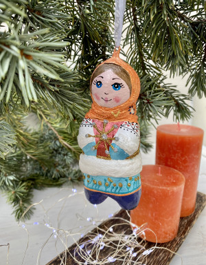 Ялинкова іграшка " Дівчинка в помаранчевій хустині  " (скульптура)