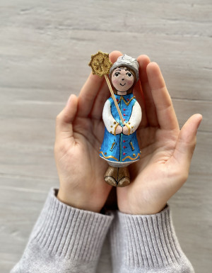Ялинкова іграшка " Персонаж вертепу  Хлопчик-колядник " (скульптура)