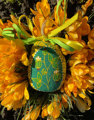 Small Green Easter Egg with Berries