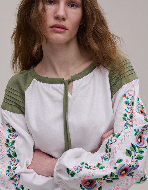 Wome's linen embroidered shirt with flowered slevees
