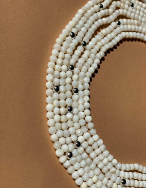 Necklace made of white mother-of-pearl on 7 strings