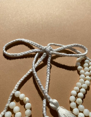 Necklace made of white mother-of-pearl on 7 strings