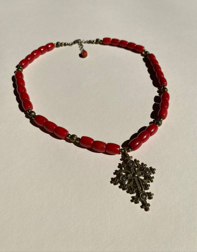 Necklace made of white mother-of-pearl on 7 strings