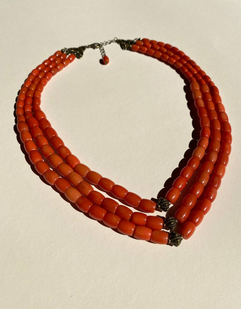 Necklace made of large coral with three strings