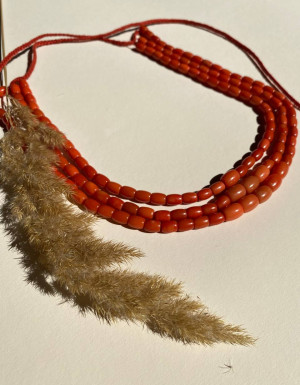 Barrel coral necklace with three strings