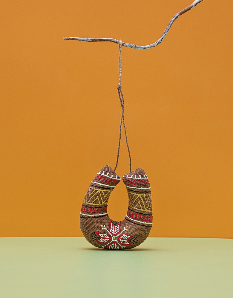 Horseshoe with a red painting