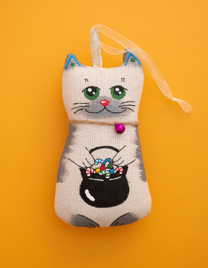Vanilla flavored souvenir "Cat with a cauldron"