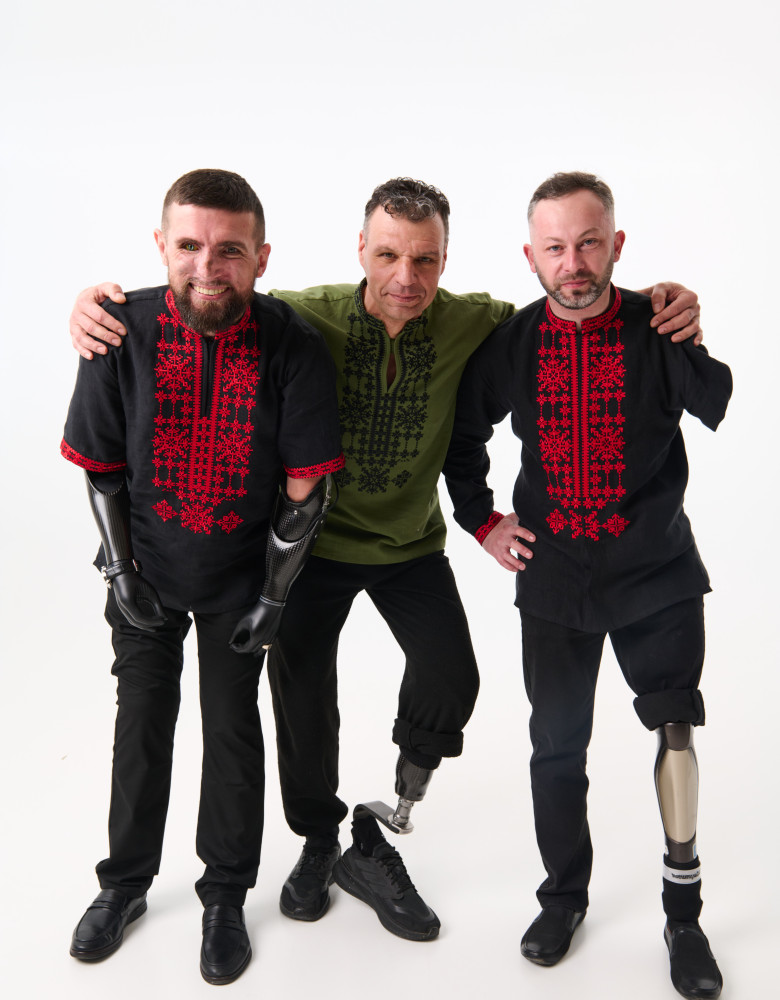 Чоловіча вишиванка з Koza Dereza x Superhumans чорна
