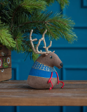 The coffee souvenir “Deer in a Blue Sweater”