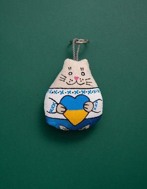Keychain "Cat with a yellow-blue heart"