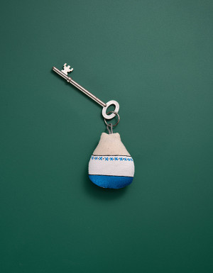 Keychain "Cat with a yellow-blue heart"