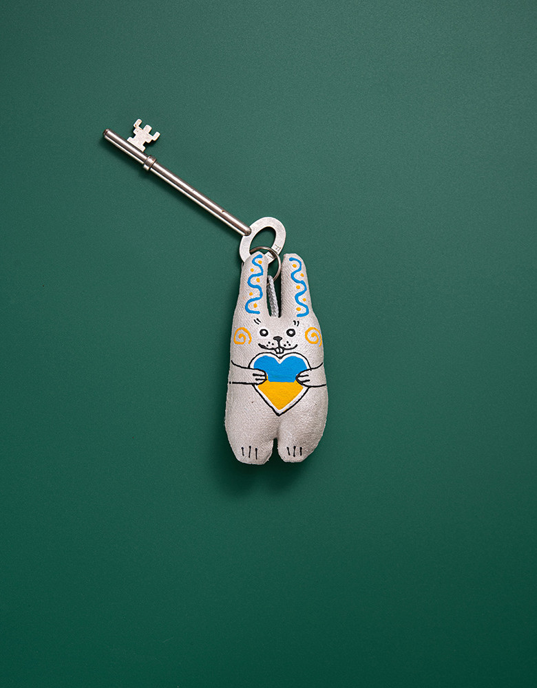 Keychain "Bunny with a yellow-blue heart"