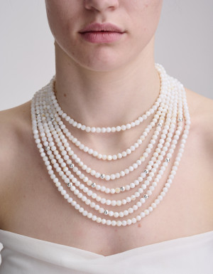Necklace made of white mother-of-pearl on 7 strings