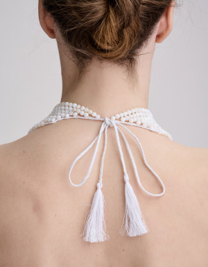 Necklace made of white mother-of-pearl on 7 strings