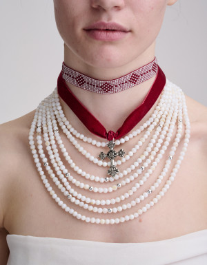 A set of necklace with white mother-of-pearl and chokers