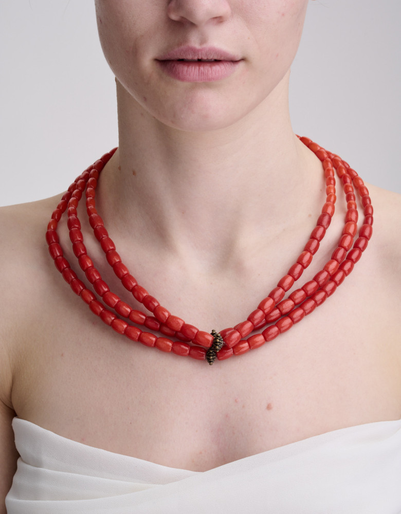 Necklace made of large coral with three strings