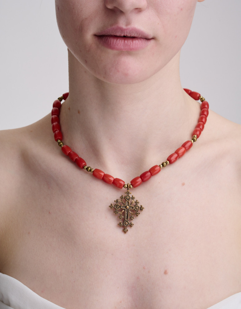 Necklace made of white mother-of-pearl on 7 strings