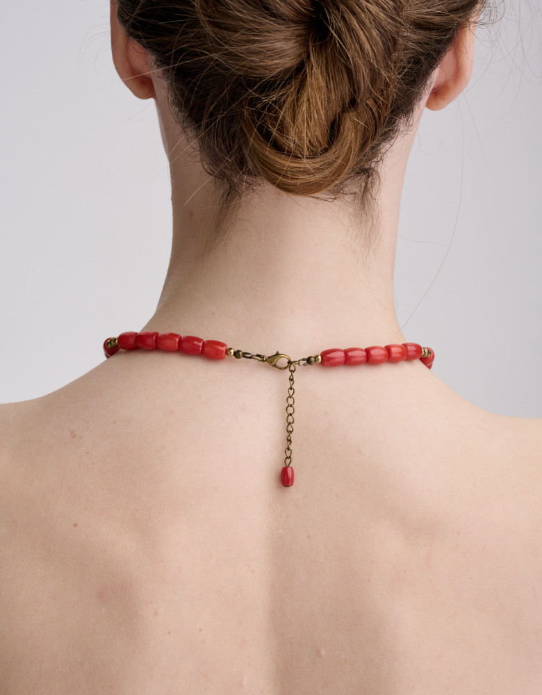 Necklace made of white mother-of-pearl on 7 strings