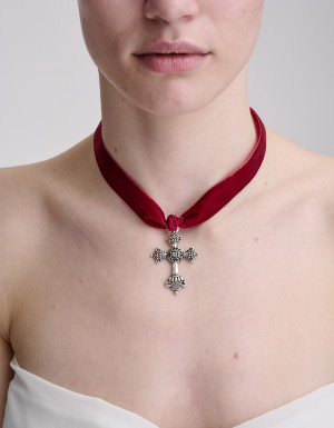 A set of necklace with white mother-of-pearl and chokers