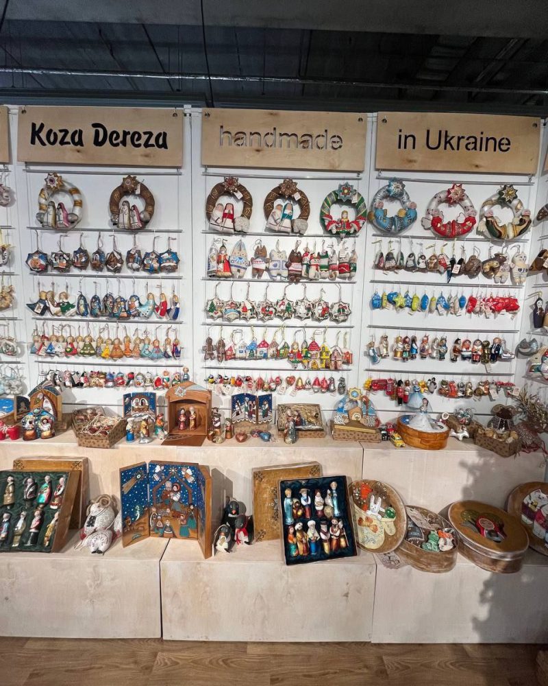 Стенд з різдвяними прикрасами Koza Dereza «handmade in Ukraine»